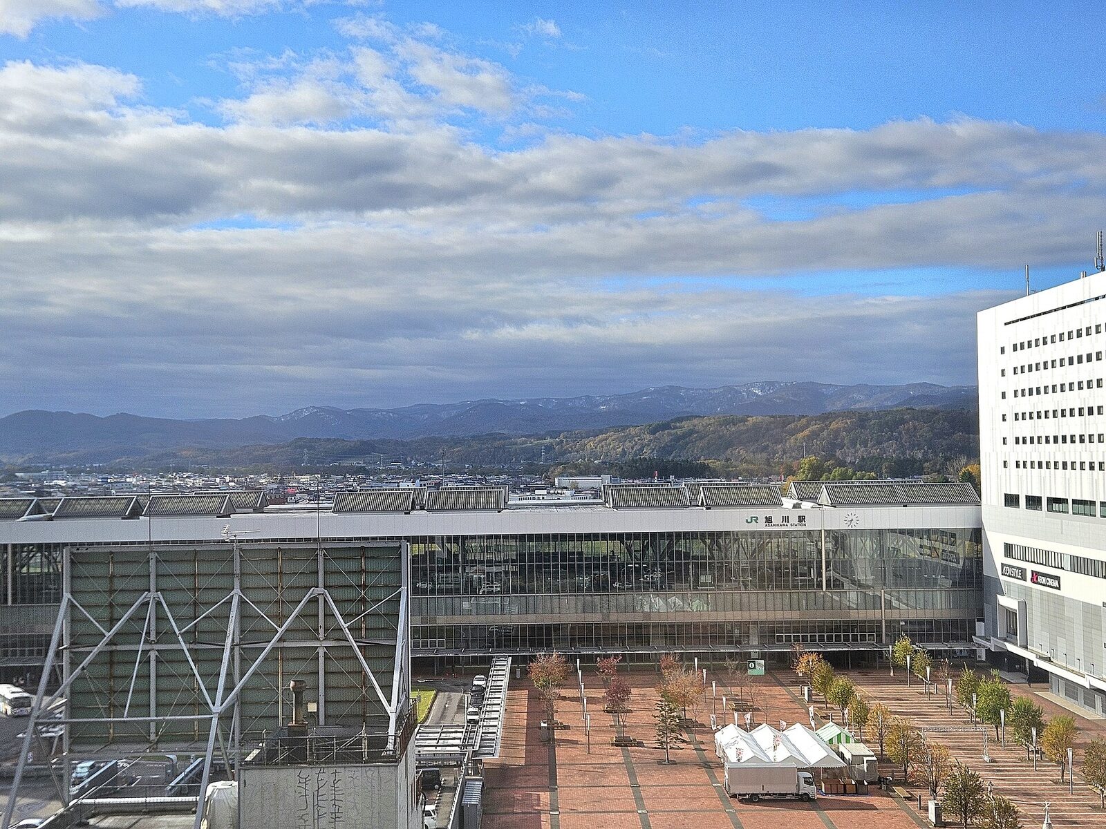 上から見た旭川駅前広場（北口）と旭川駅（2026年10月23日撮影）